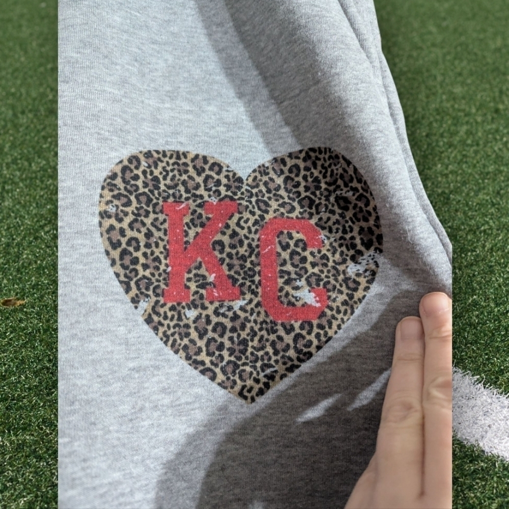 🤩 EUC Boutique Grey Sweats With KC Leopard Heart Size 2XL - Picture 5 of 9